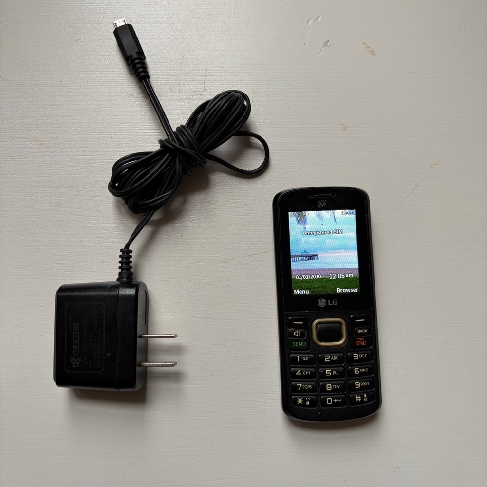 LG Tracfone 328BG Black Candybar Prepaid Cell Phone with Wall Charger